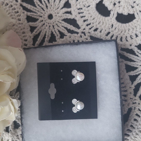 Jewelry - LOW START!!! Genuine Pearl Earrings New In an Adorable Design